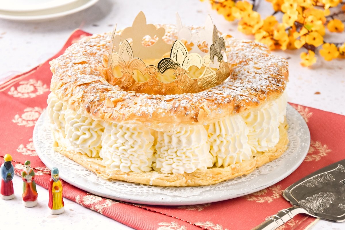 Roscón de Reyes de hojaldre con nata