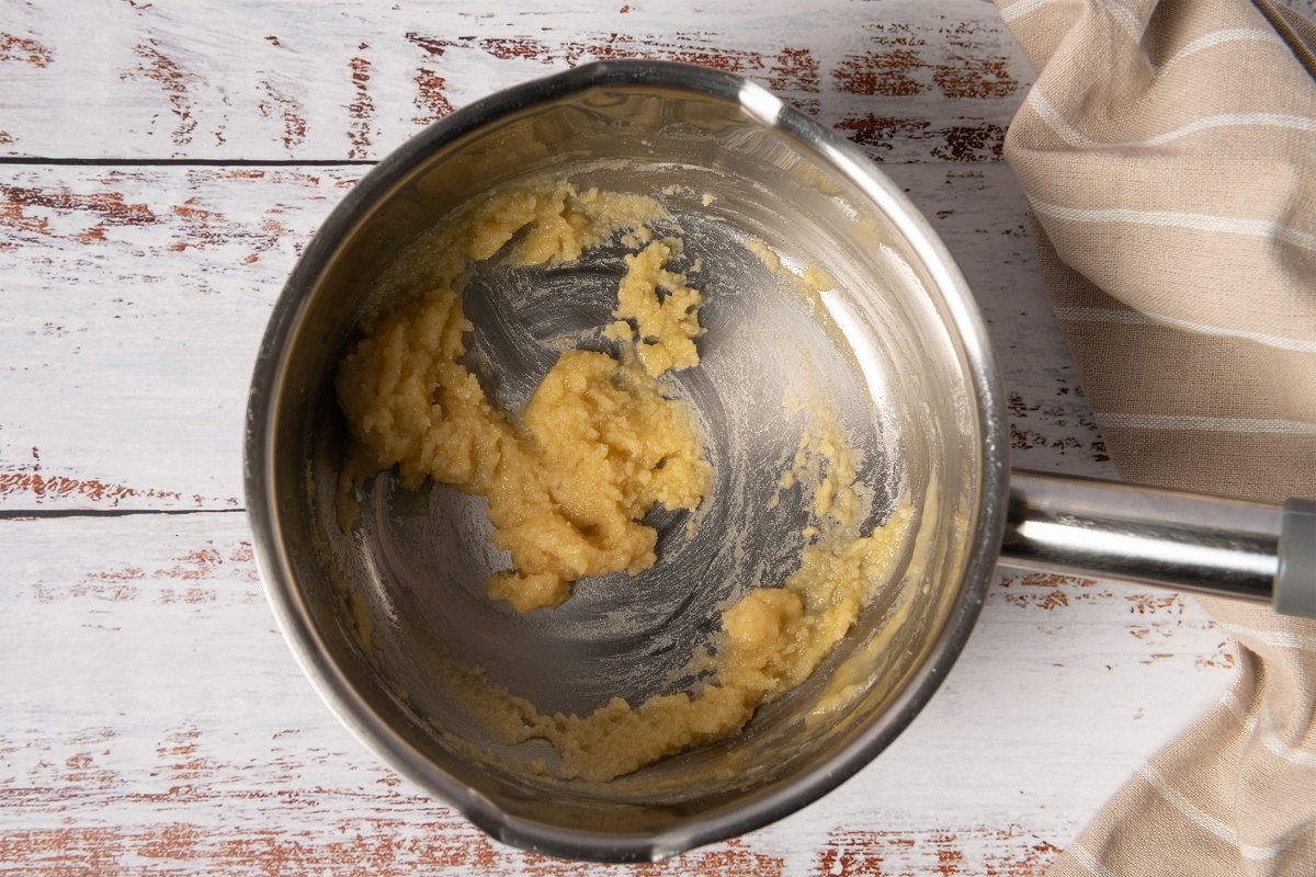 Roux de harina y mantequilla para preparar la bechamel de la coliflor con bechamel