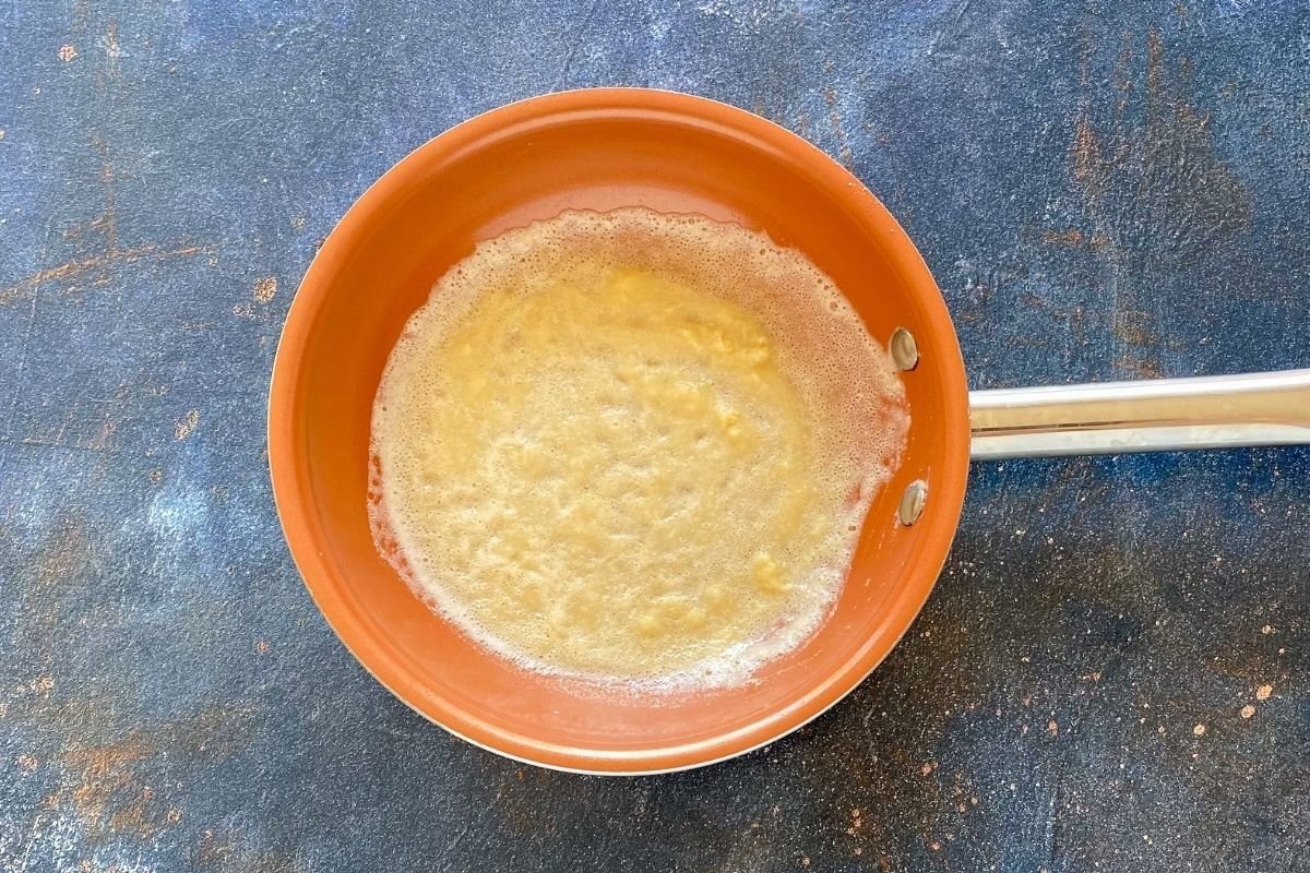 Roux de mantequilla y harina para elaborar bechamel