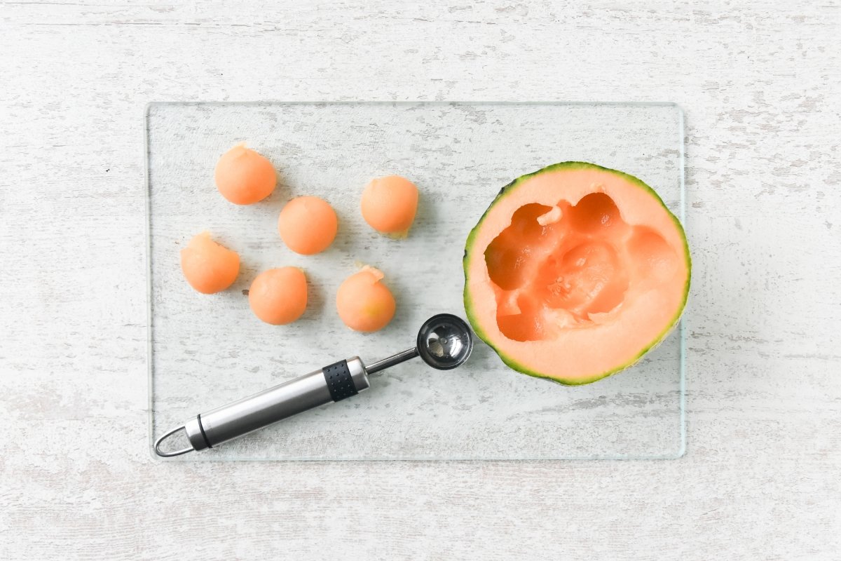 Sacamos bolas de una mitad del melón