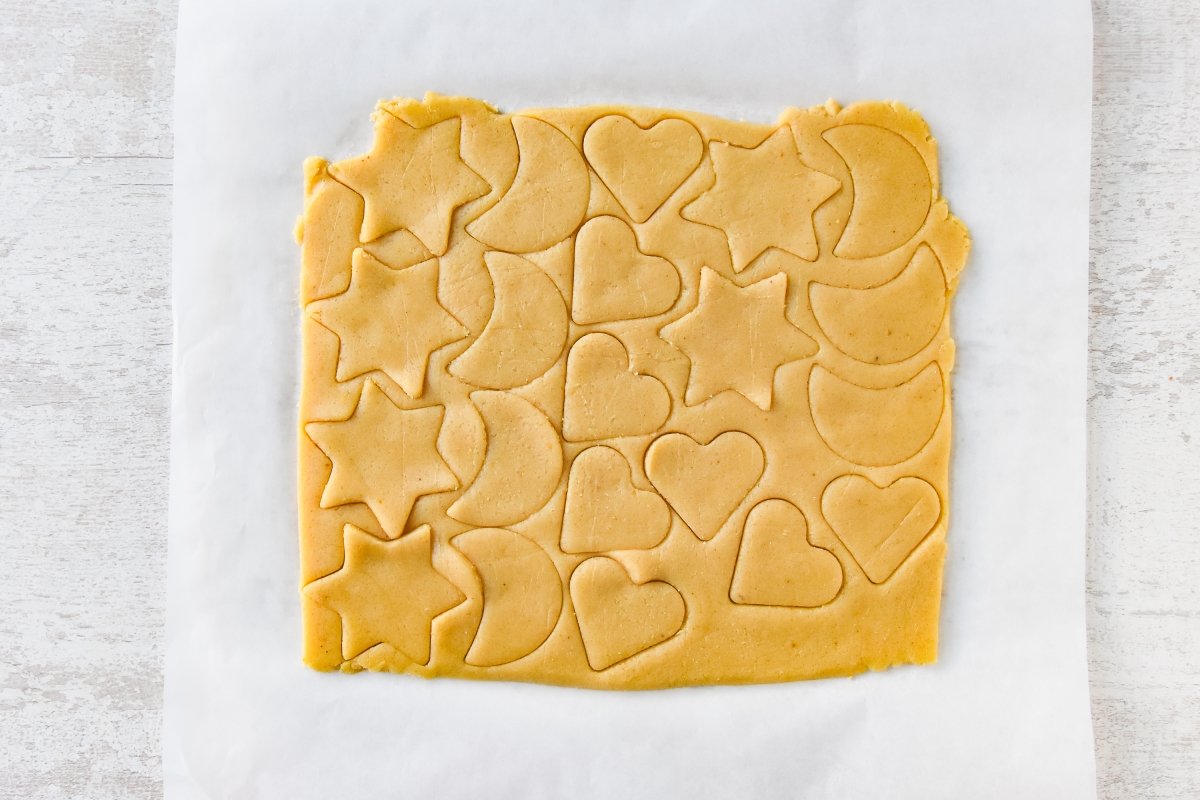 Sacamos formas de la masa estirada de las mailänderli