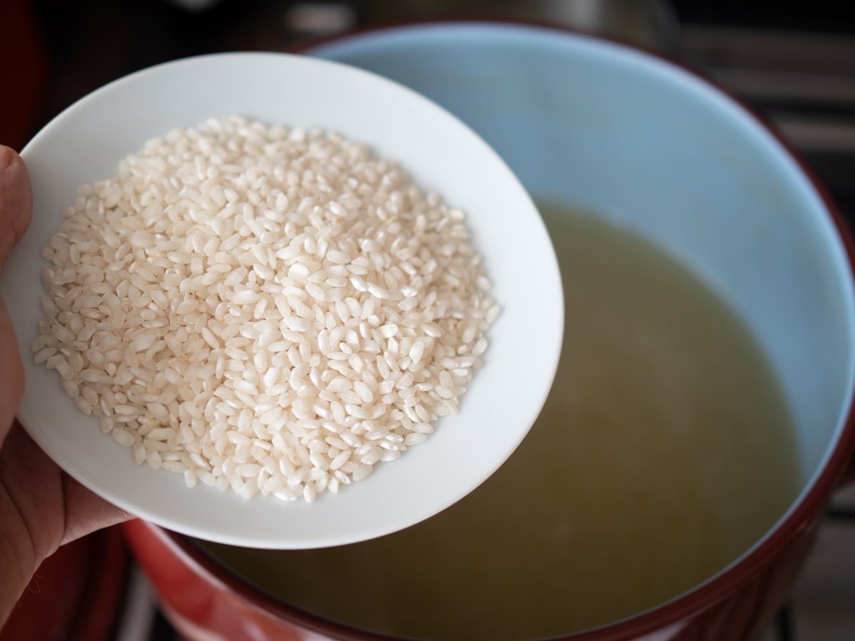 Sacar el caldo y cocer el arroz para el puchero valenciano
