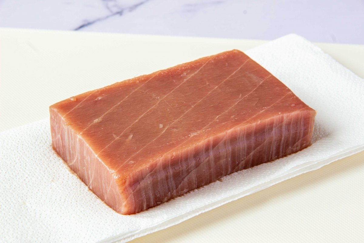 Dry the tuna lingot