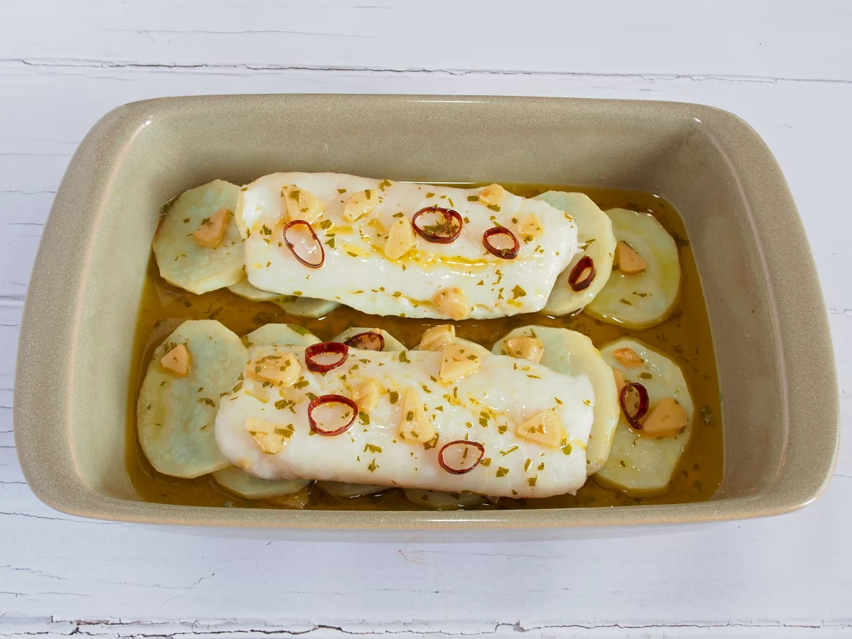 Merluza a la bilbaína 8 Sacar la merluza del horno y regar con la salsa bilbaína