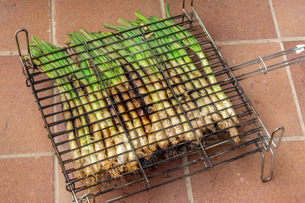 Sacar la parrilla de los calçots a la brasa