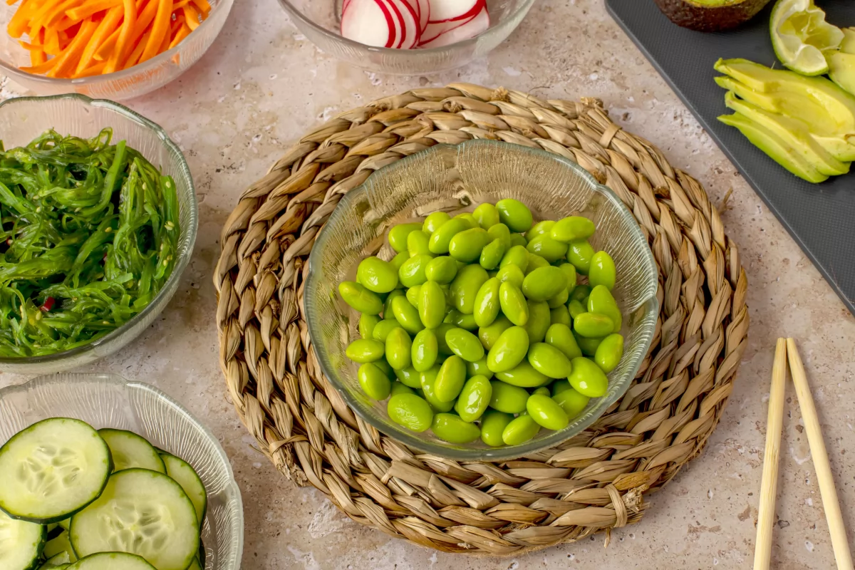 Sacar las habas de edamame y reservarlas en un bowl para el poke bowl de atún marinado y arroz *