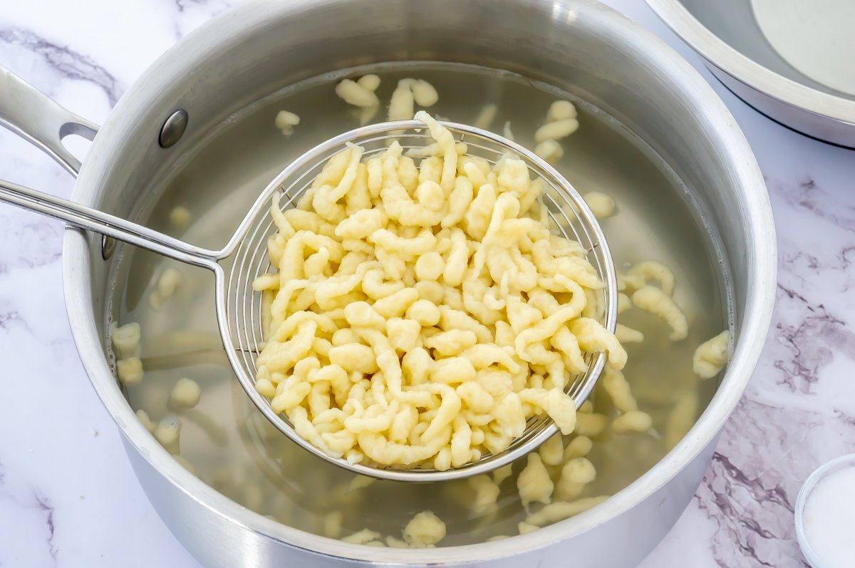 Sacar los spätzle de la olla