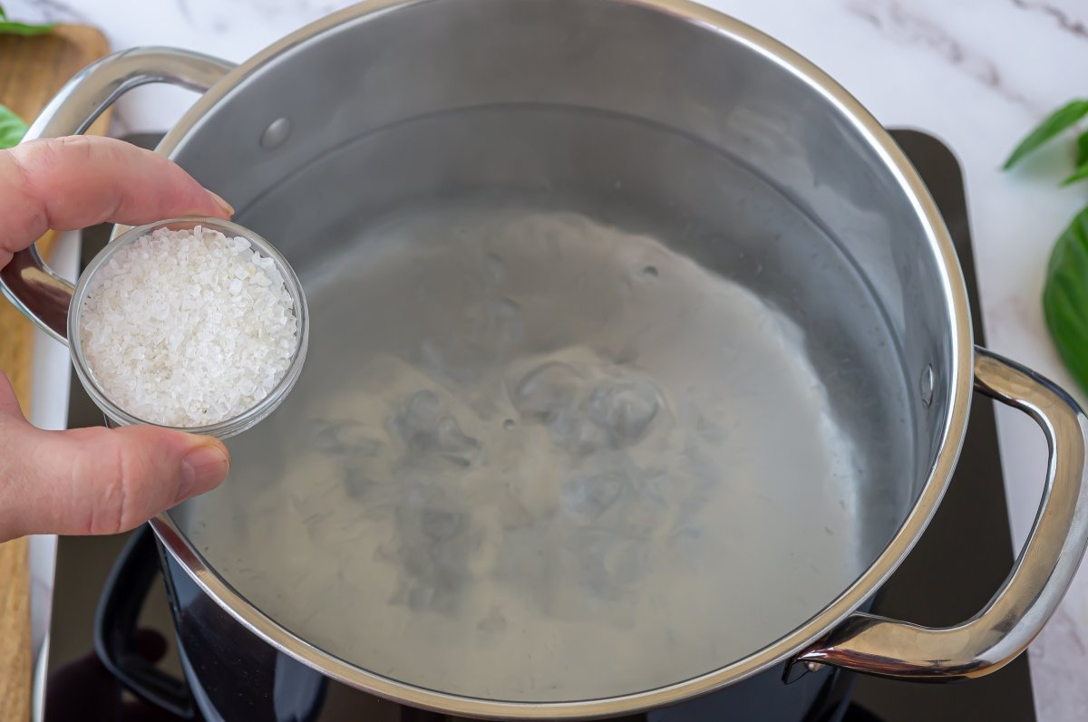 Salar el agua para cocer pasta