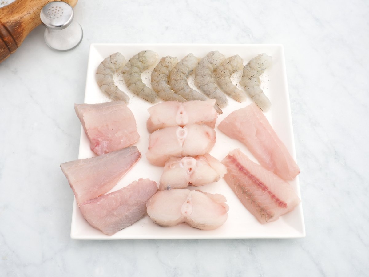 Salar el pescado y los langostinos