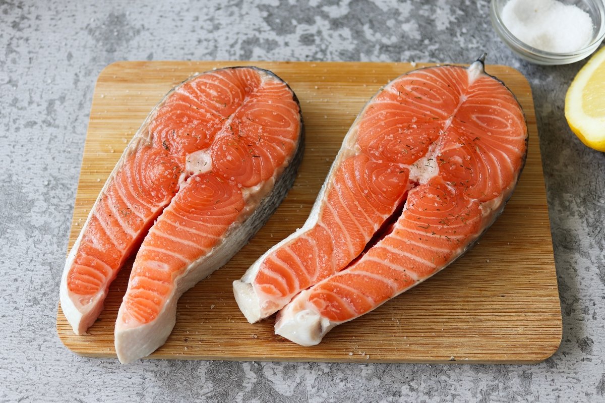 Salar el salmón a la plancha fácil