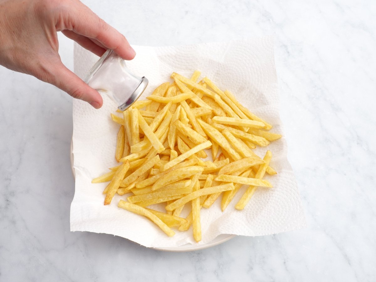 Salar las patatas fritas