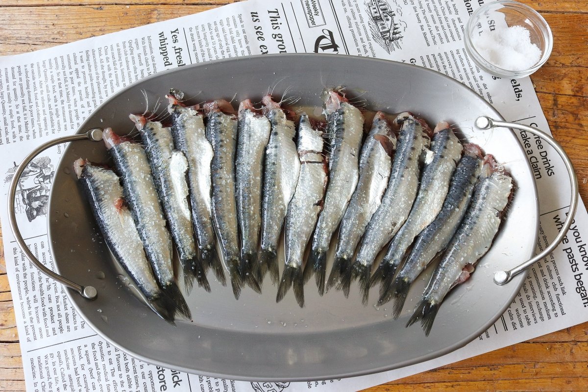Salar las sardinas fritas