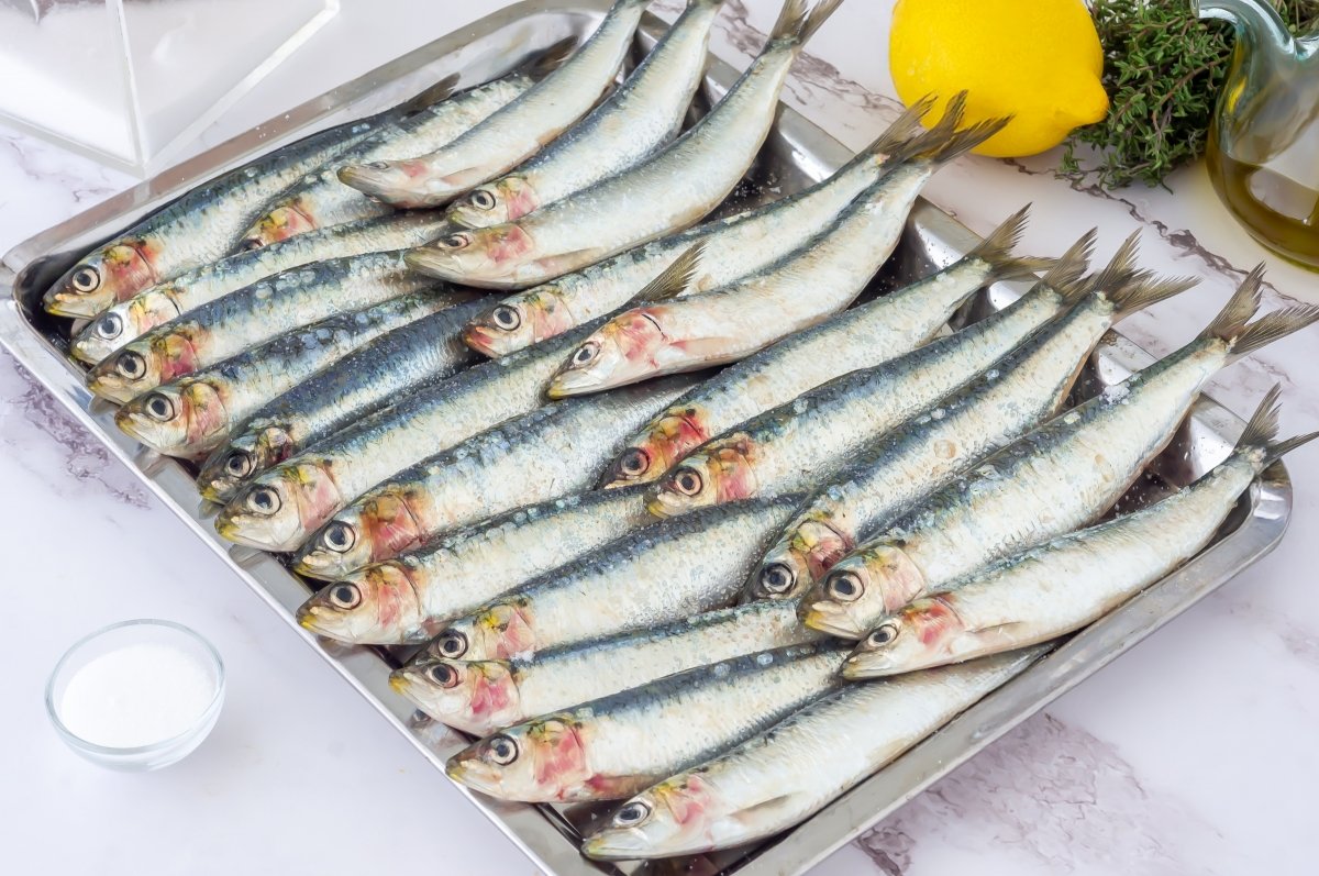 Salar las sardinas para hacerlas a la brasa