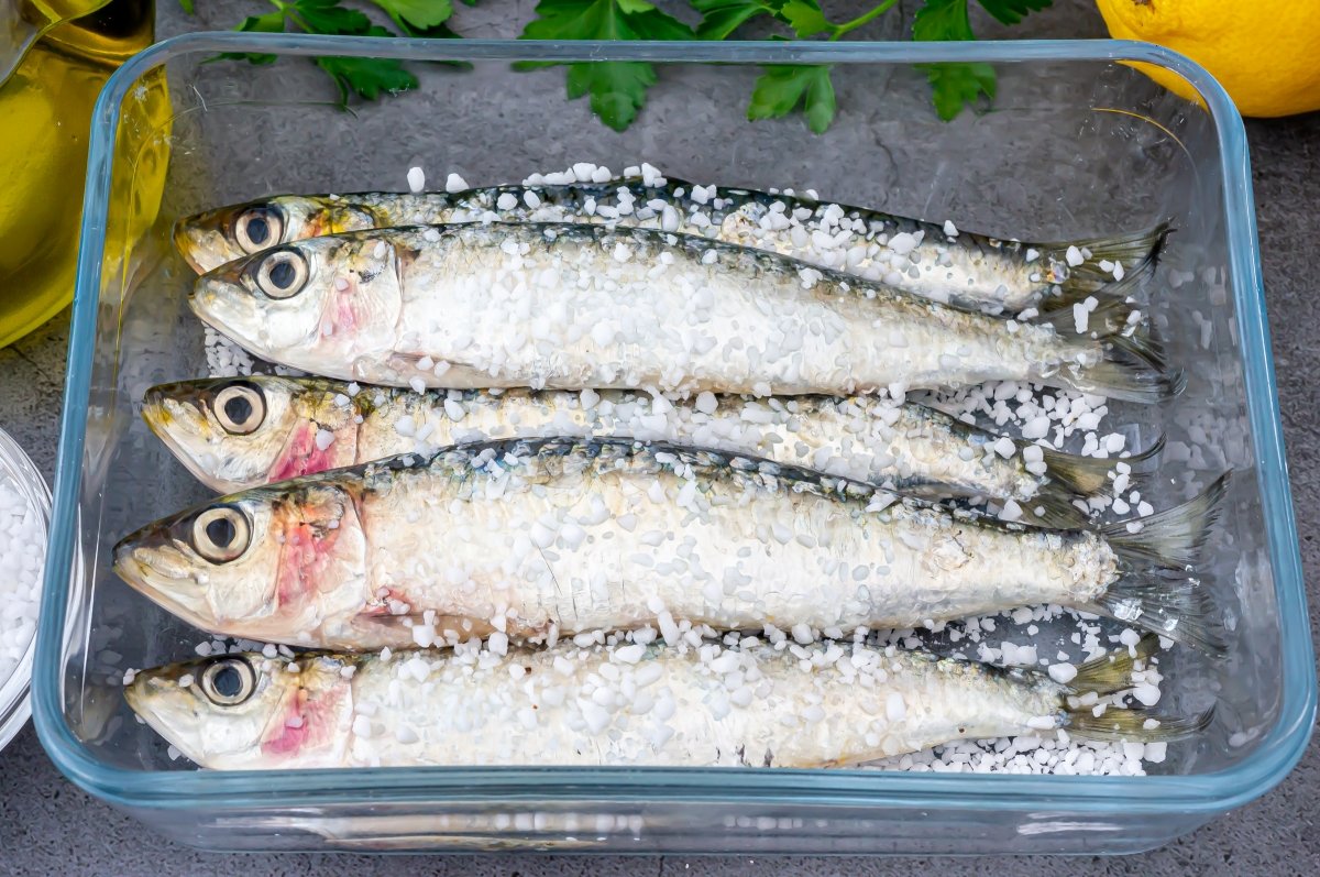Salar las sardinas para hacerlas a la plancha