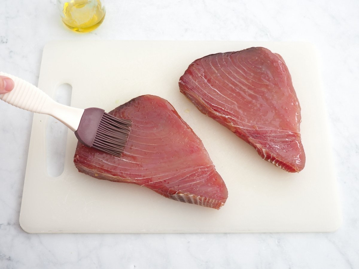 Salar y pincelar el atún con aceite de oliva