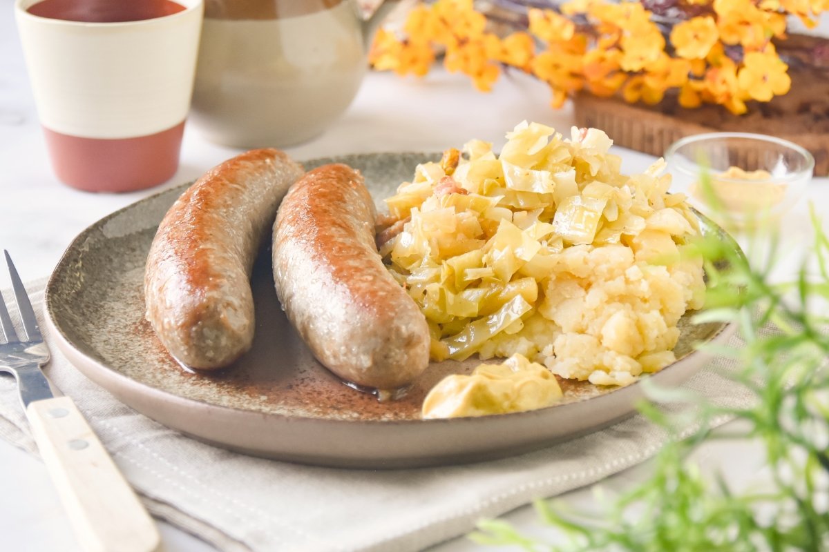 Salchicha bratwurst con chucrut lista para comer