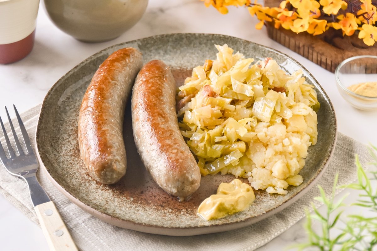 Salchicha bratwurst con chucrut, el auténtico sabor de la cocina alemana