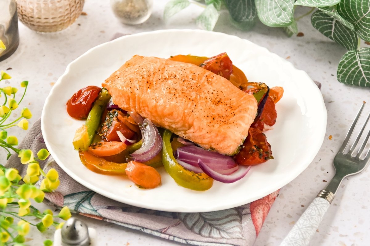 Salmón al horno con verduras hecho en casa