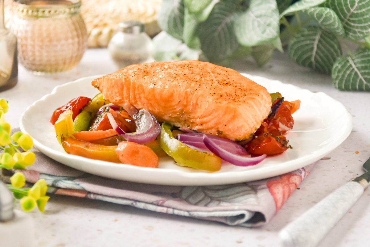 Salmón al horno con verduras listo para comer
