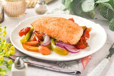 Salmón al horno con verduras