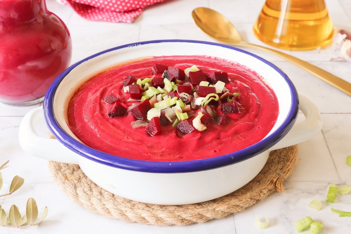 Salmorejo de remolacha con guarnición