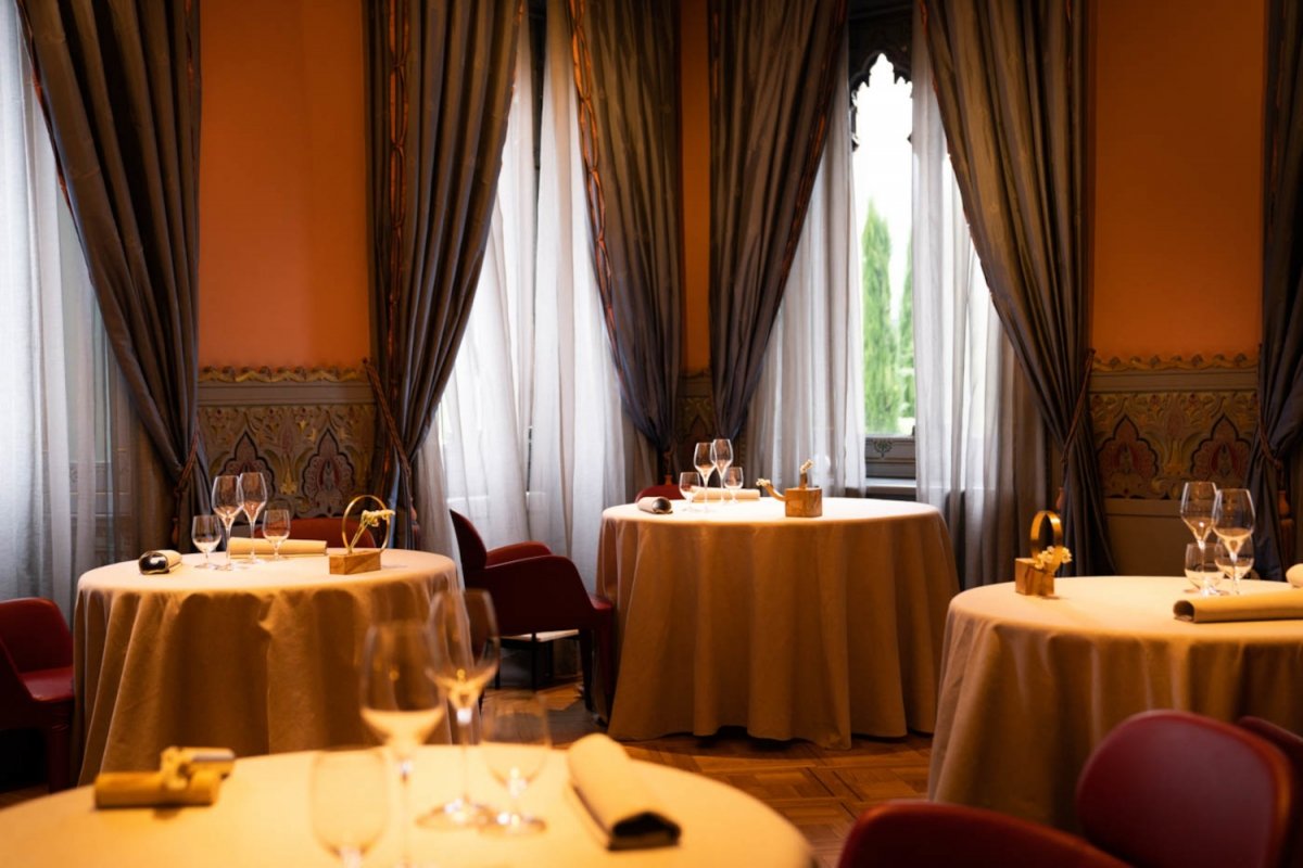 Salón comedor del restaurante Villa Crespi en Italia
