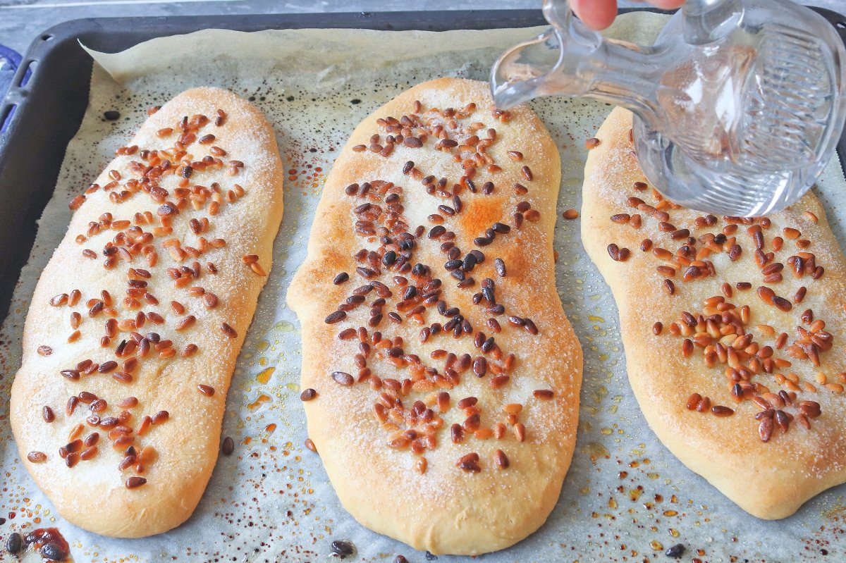 Salpicar con anís coca de pan dulce