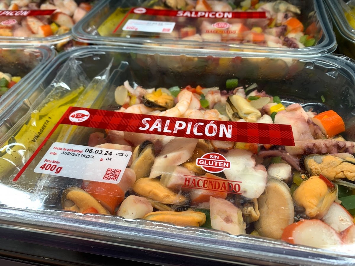 Salpicón de marisco de Mercadona en el interior del supermercado