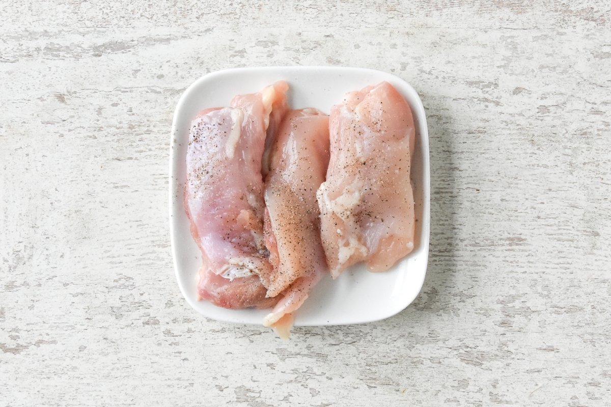 Salpimentamos el pollo troceado