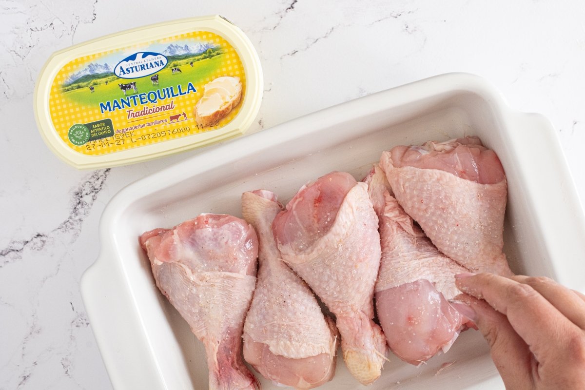 Salpimentamos los jamoncitos de pollo