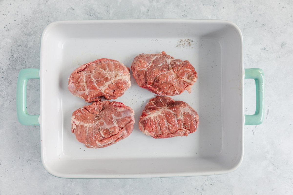 Salpimentando las carrilleras de cerdo al horno