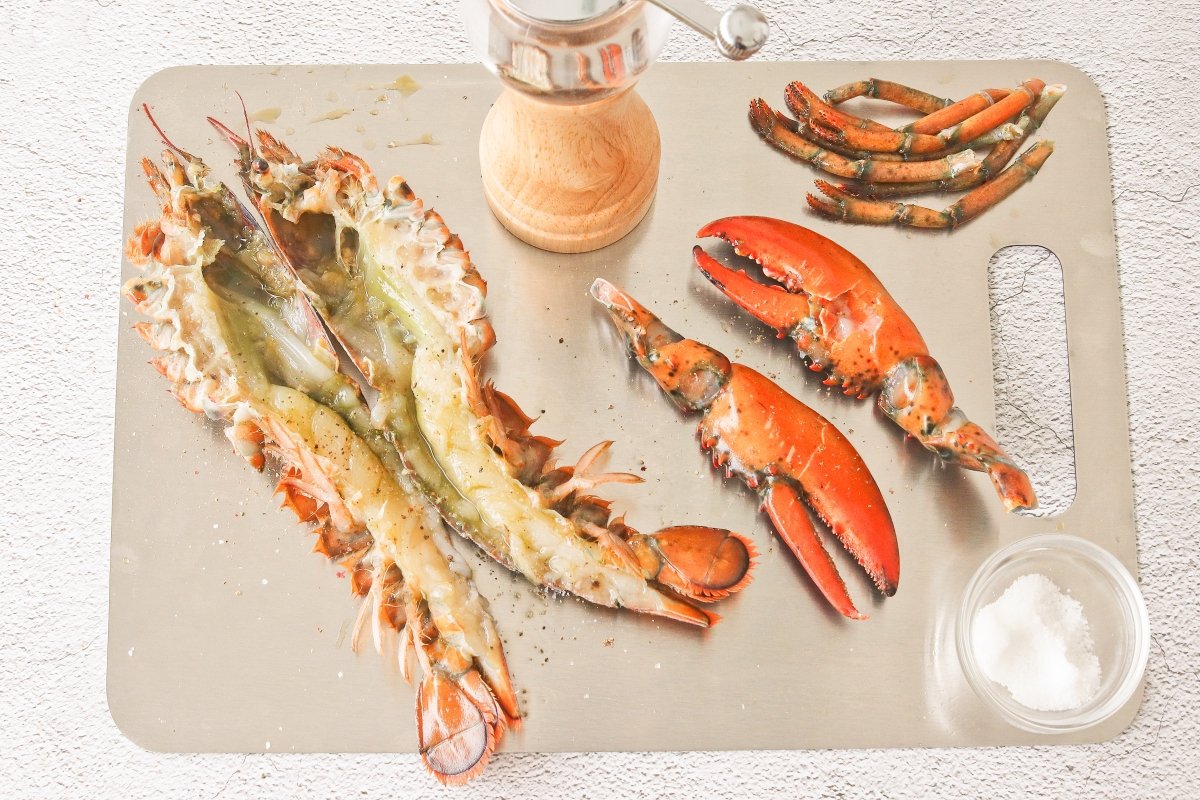 Salpimentar el bogavante para hacerlo al horno
