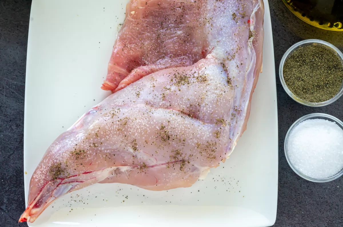 Salpimentar el conejo para plancha