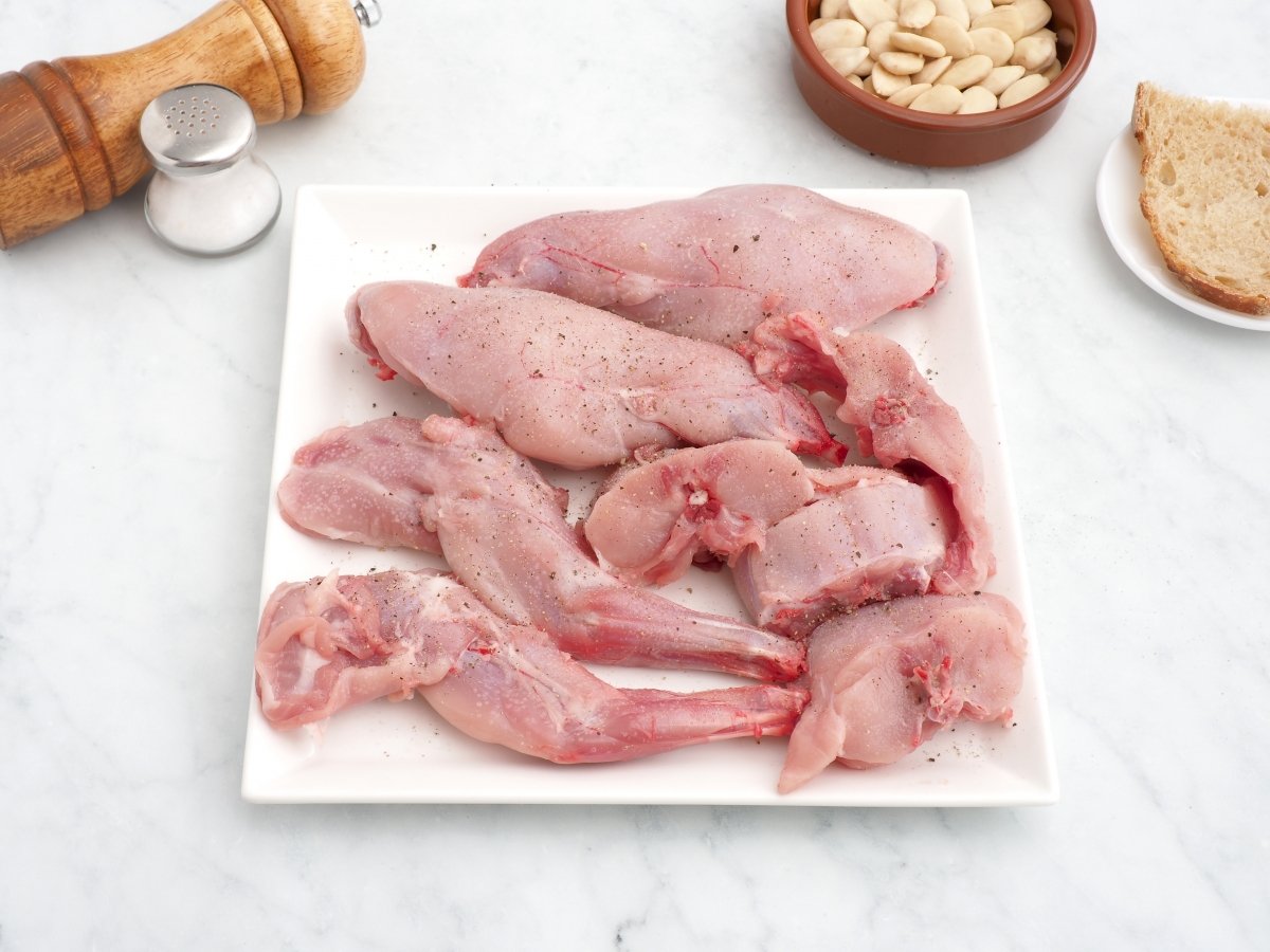 Salpimentar el conejo troceado