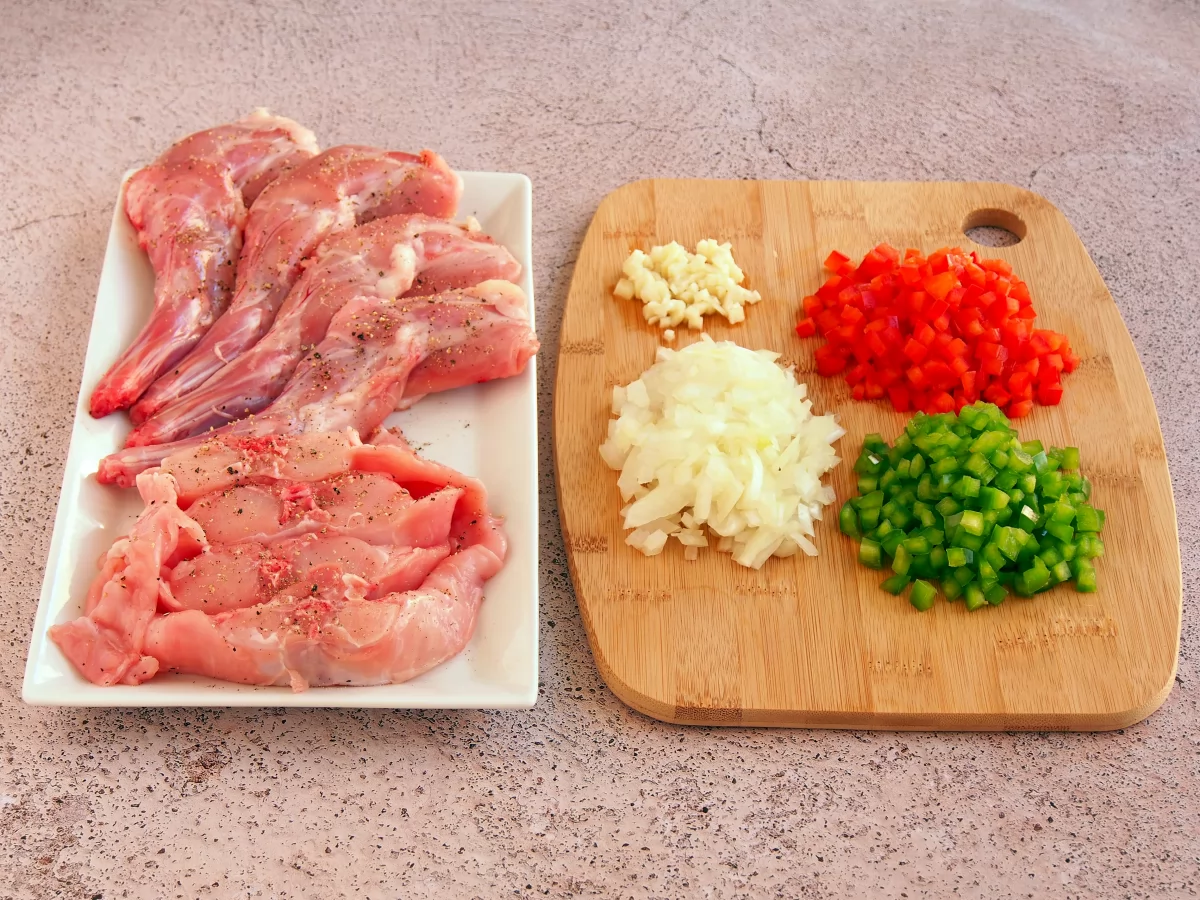 Salpimentar el conejo y picar las verduras