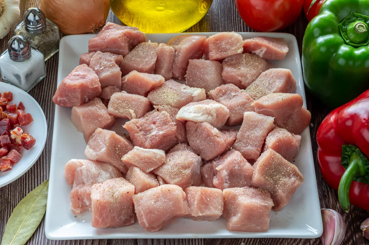 Magro de cerdo al chilindrón 3 Salpimentar el magro de cerdo