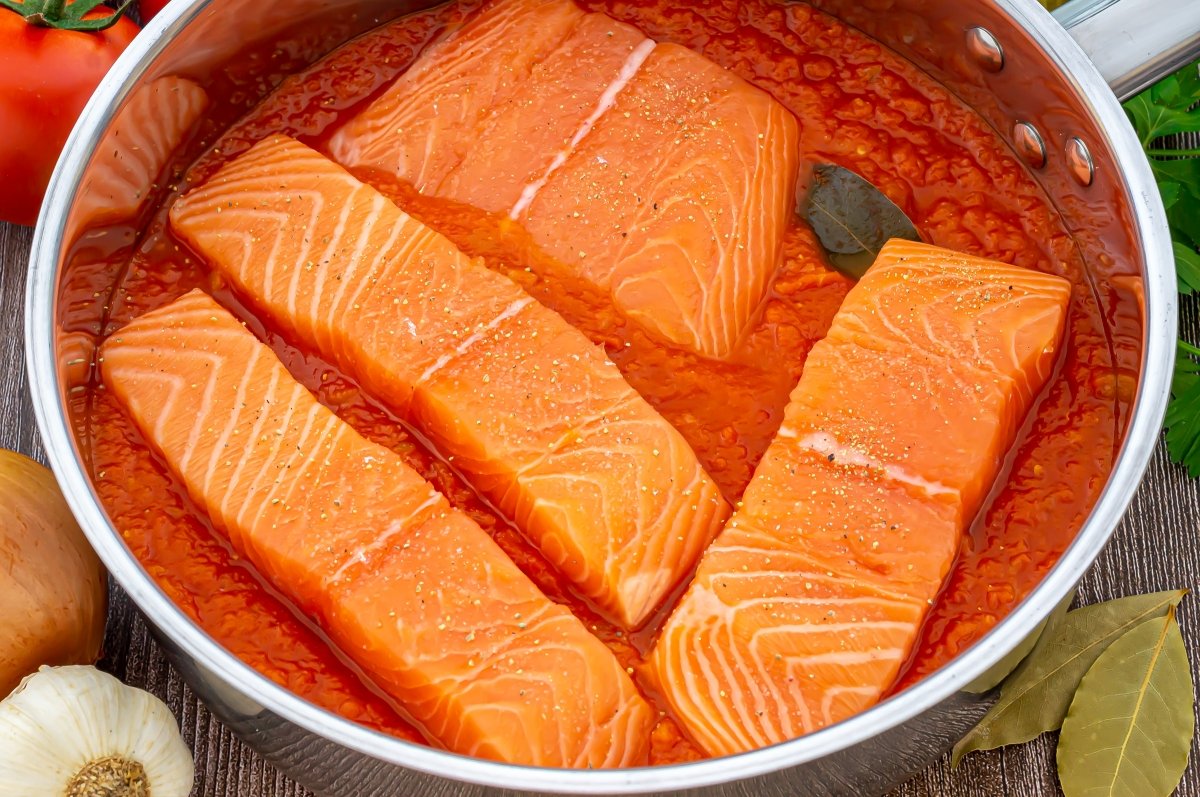Salpimentar el salmón y añadirlo a la salsa