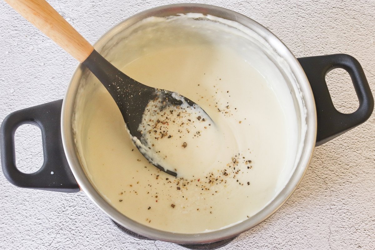 Salpimentar la bechamel de la lasaña en freidora de aire