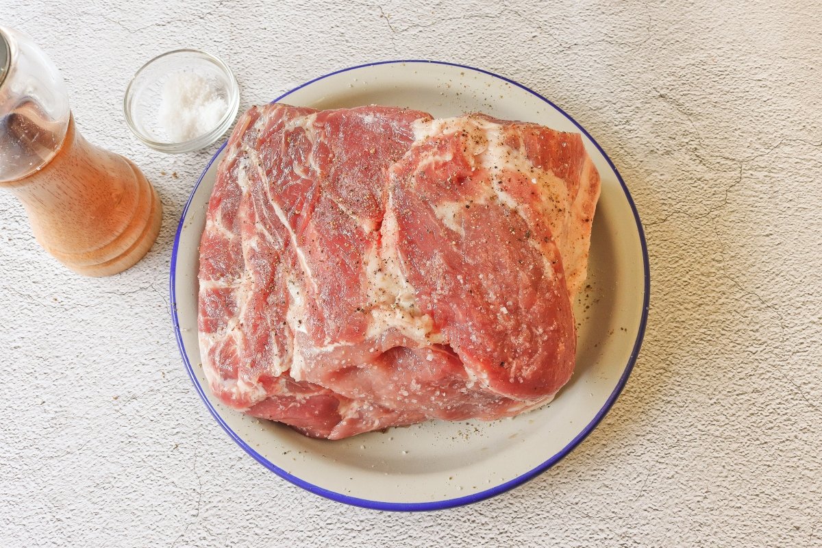 Salpimentar la cabezada de cerdo para hacerla en salsa