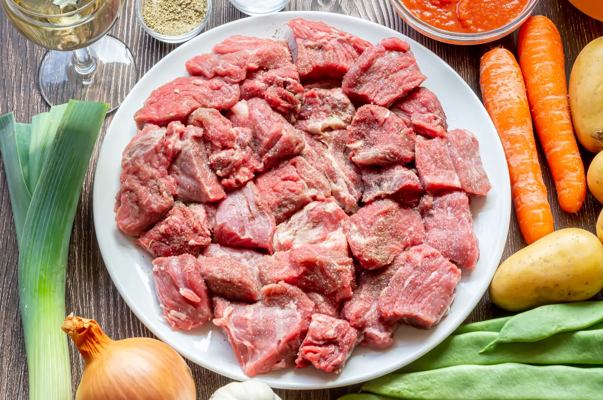 Ternera guisada con verduras 2 Salpimentar la carne de ternera *