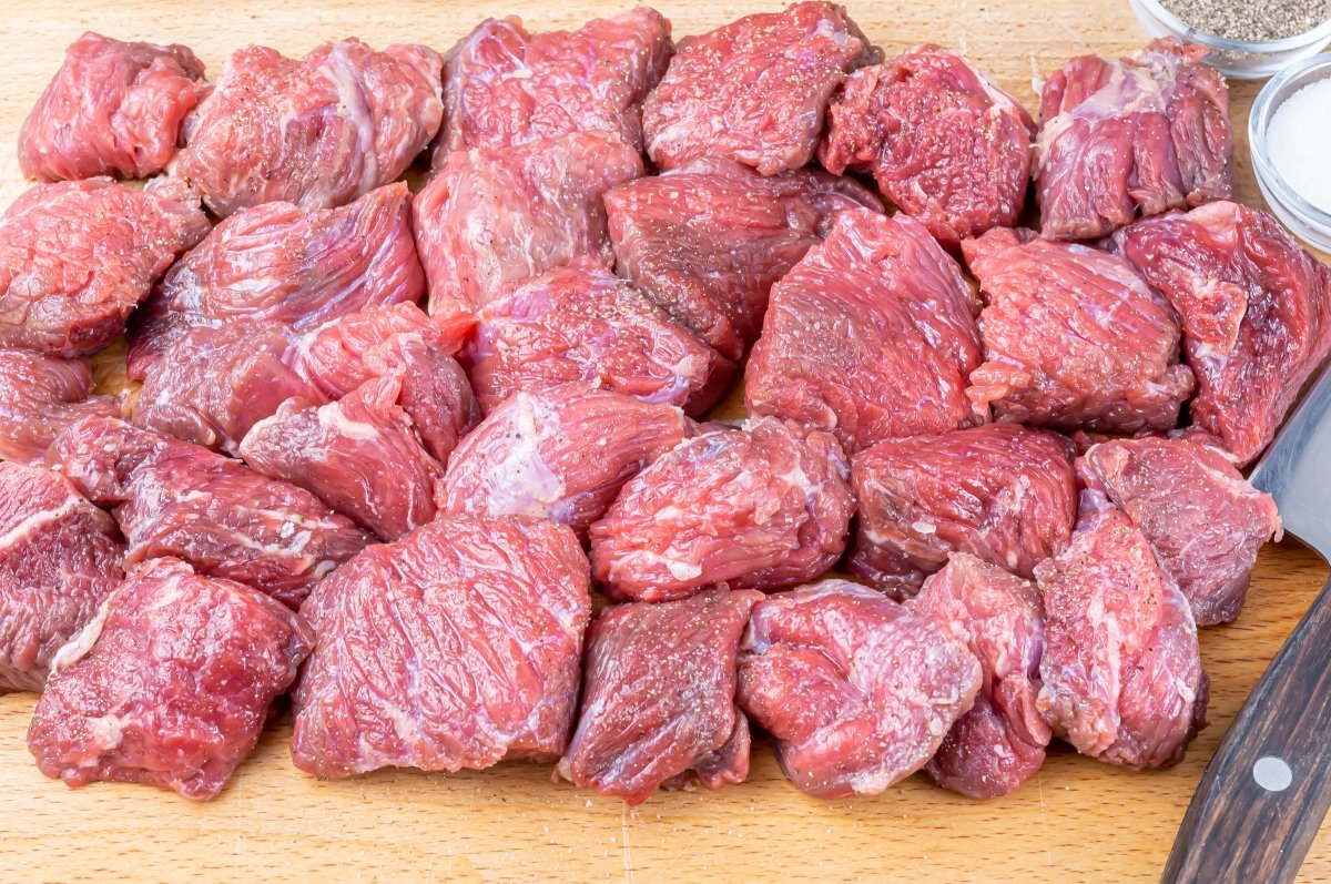 Salpimentar la carne para el estofado de ternera