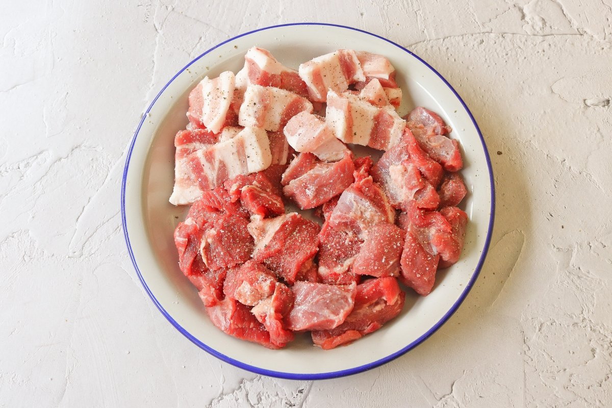 Salpimentar la carne para las patatas de Olot