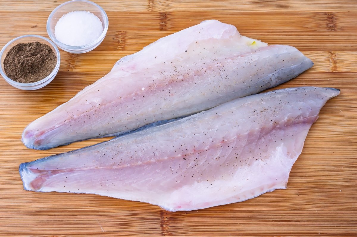 Salpimentar la lubina para hacerla rellena