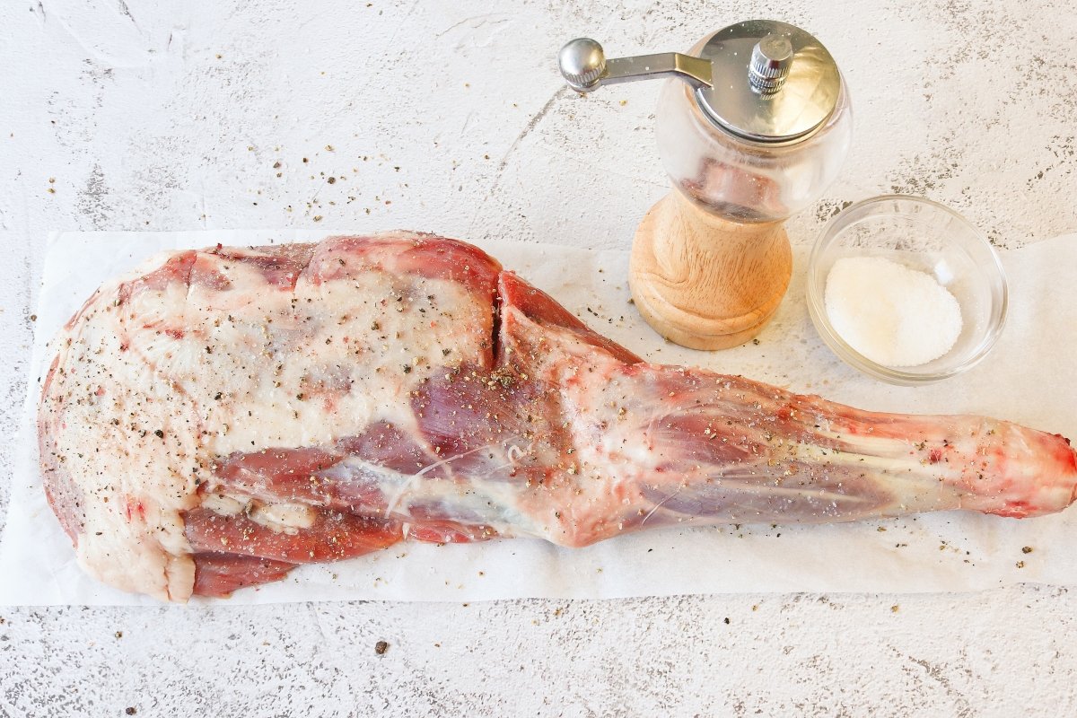 Salpimentar la paletilla de cordero para hacerla al horno