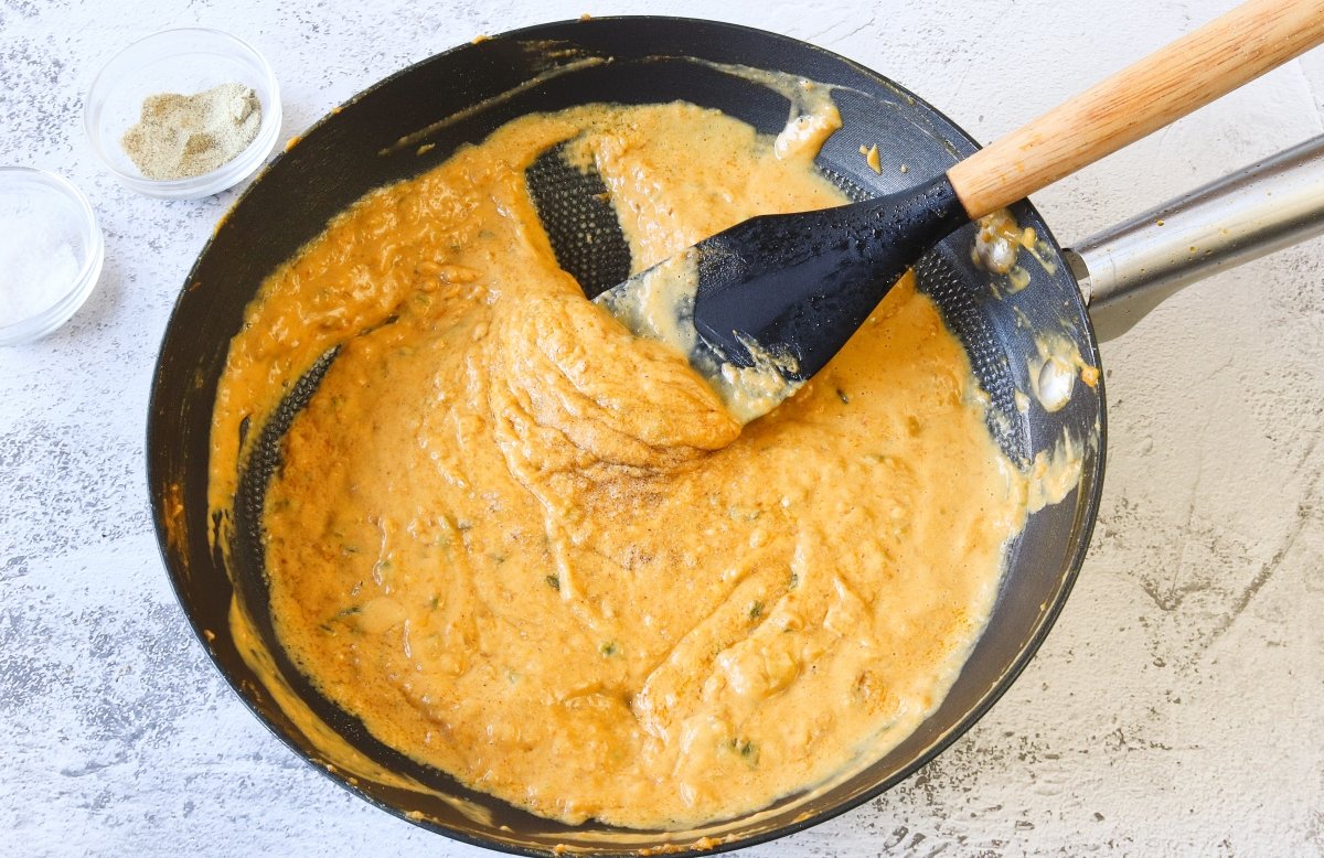 Salpimentar la salsa de maní para los llapingachos