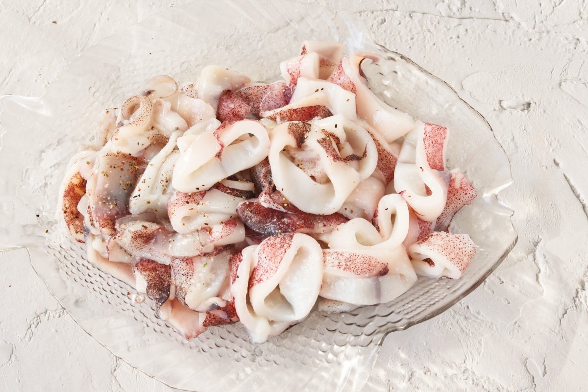 Salpimentar los calamares en salsa americana