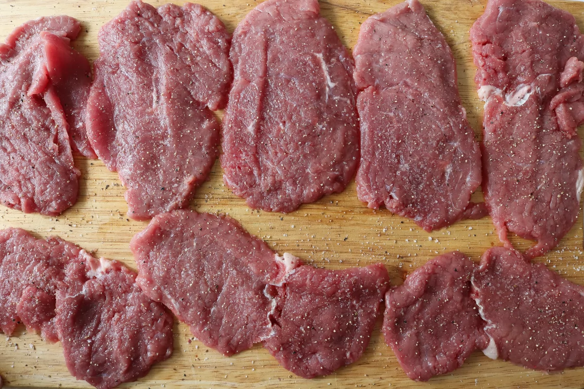 Milanesa a la napolitana 3 Salpimentar los filetes de ternera para la milanesa a la napolitana