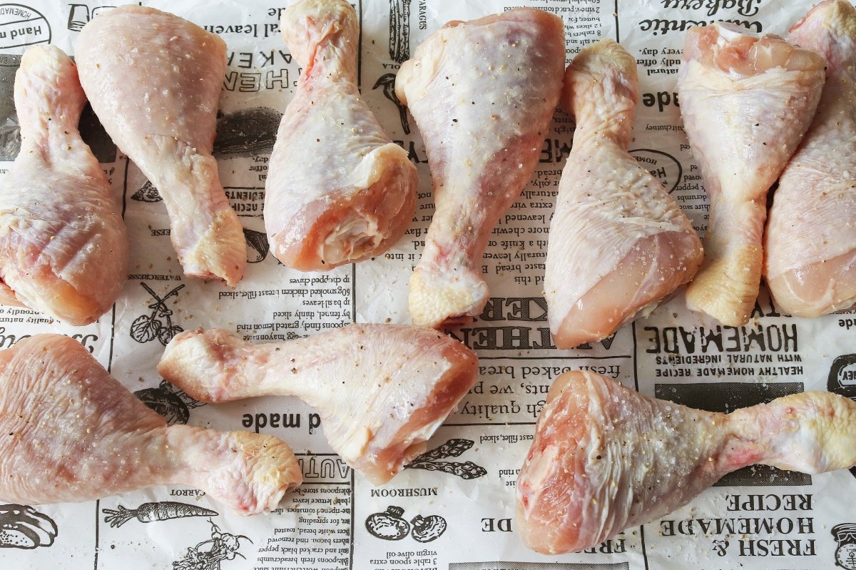 Salpimentar los muslos de pollo para el pollo al chilindrón