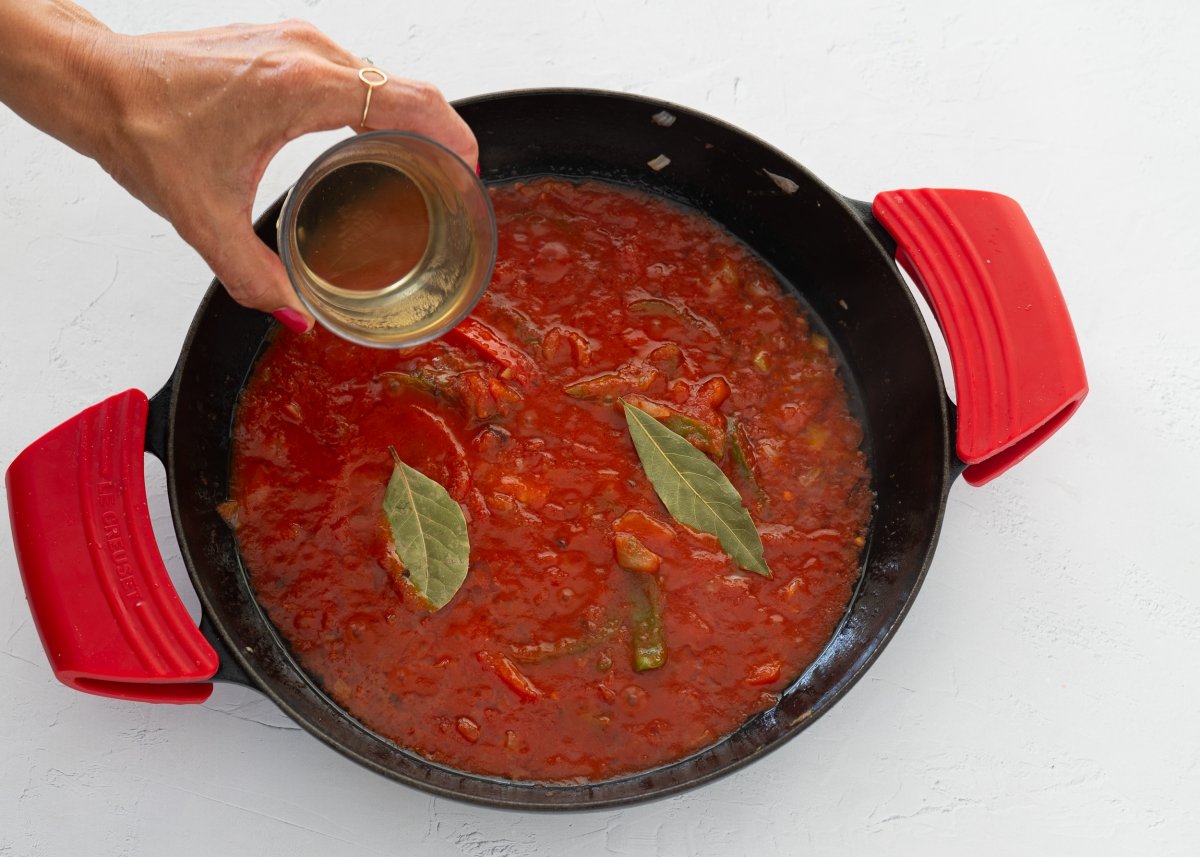 Salsa cocinada para hacer bacalao con tomate y pimientos