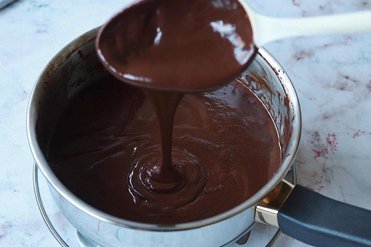 Salsa de chocolate preparada para la fondue de chocolate